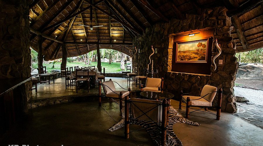 Ndzalama Safari Lodge - Traditioneller Innenbereich mit Strohdach und rustikaler Einrichtung